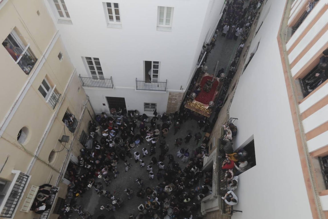 Fotos: El Nazareno se reencuentra con Santa María el Jueves Santo en Cádiz