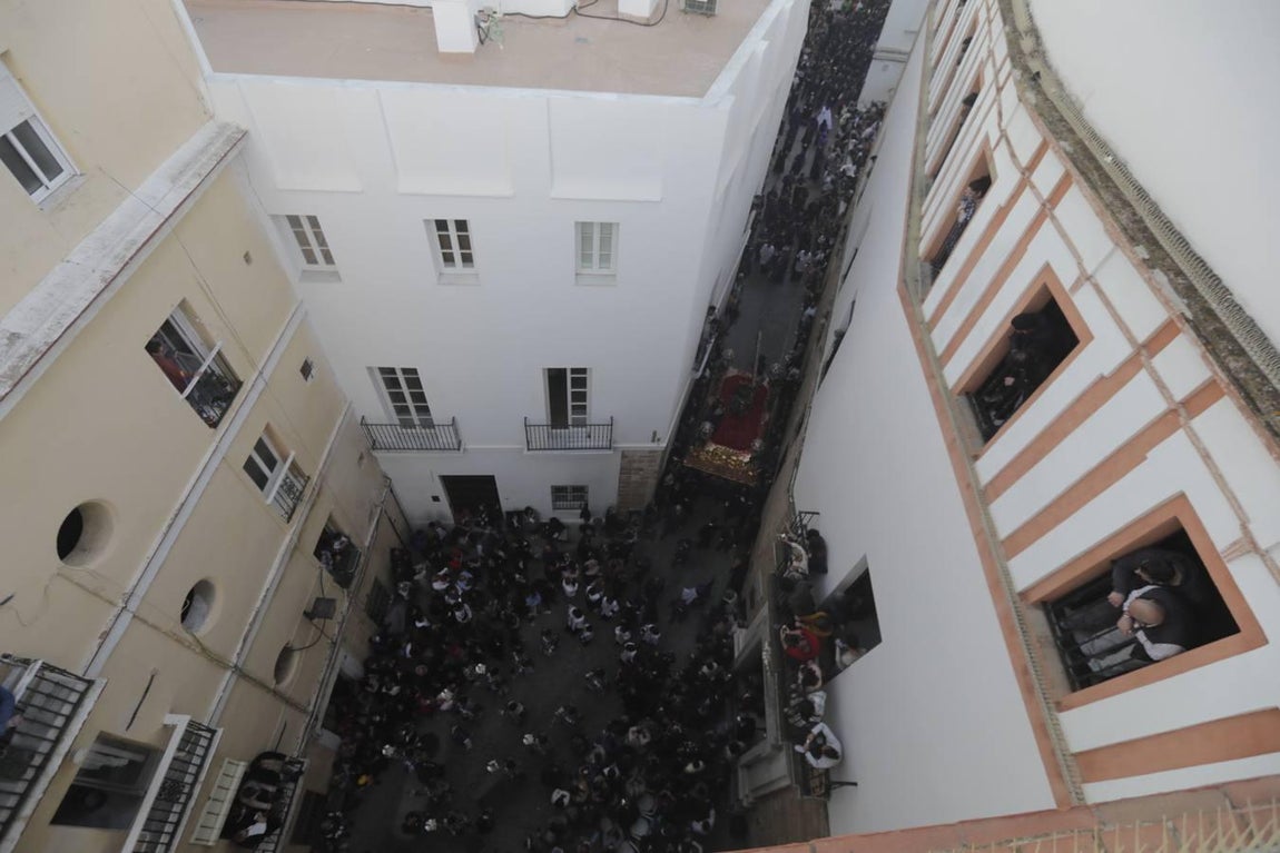 Fotos: El Nazareno se reencuentra con Santa María el Jueves Santo en Cádiz