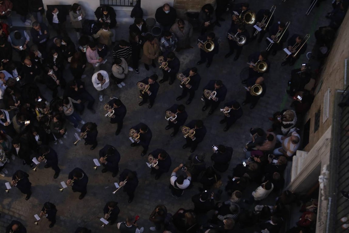 Fotos: El Nazareno se reencuentra con Santa María el Jueves Santo en Cádiz