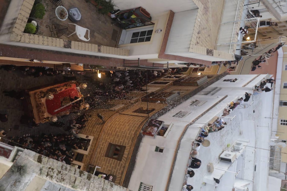 Fotos: El Nazareno se reencuentra con Santa María el Jueves Santo en Cádiz