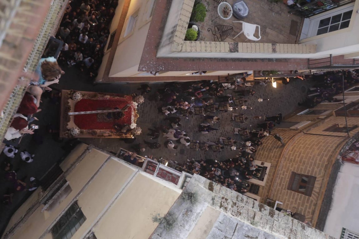 Fotos: El Nazareno se reencuentra con Santa María el Jueves Santo en Cádiz