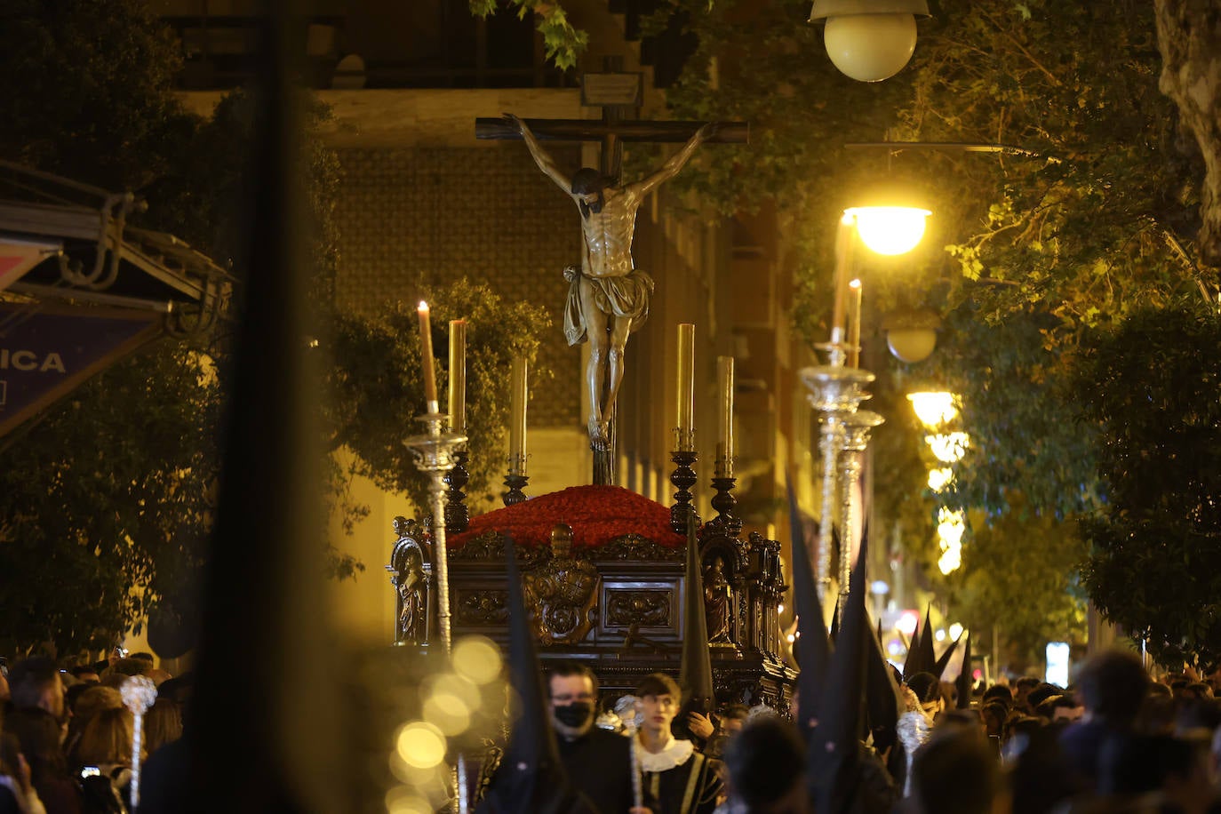 El intimismo de la procesión de la Buena Muerte de Córdoba, en imágenes