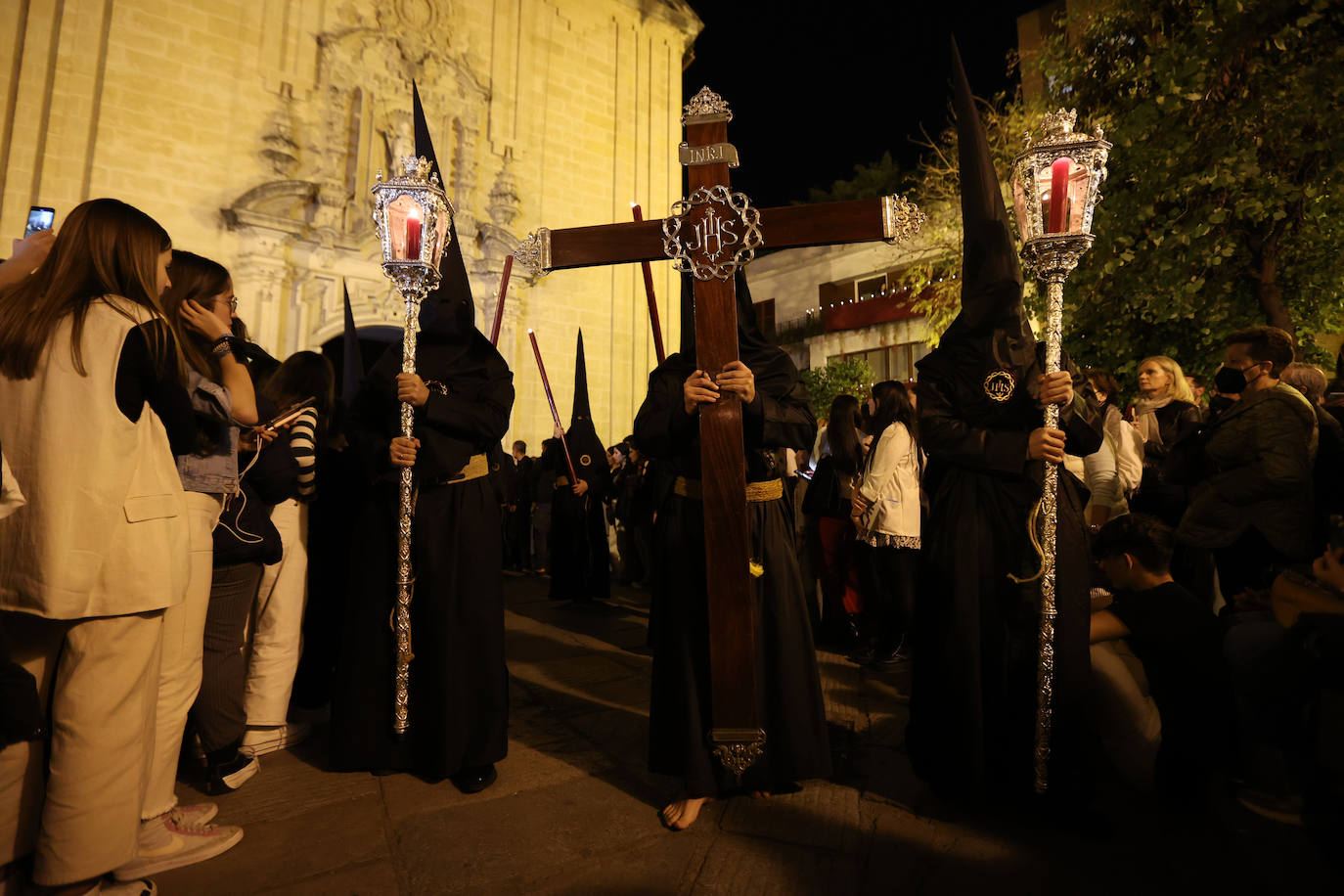 El intimismo de la procesión de la Buena Muerte de Córdoba, en imágenes