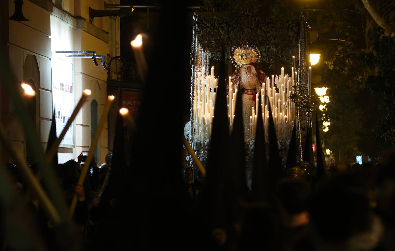 El intimismo de la procesión de la Buena Muerte de Córdoba, en imágenes