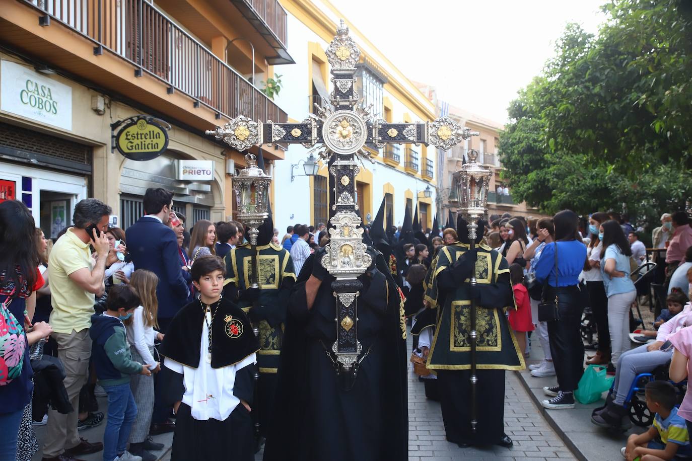 Viernes Santo | La devoción en la procesión de los Dolores, en imágenes