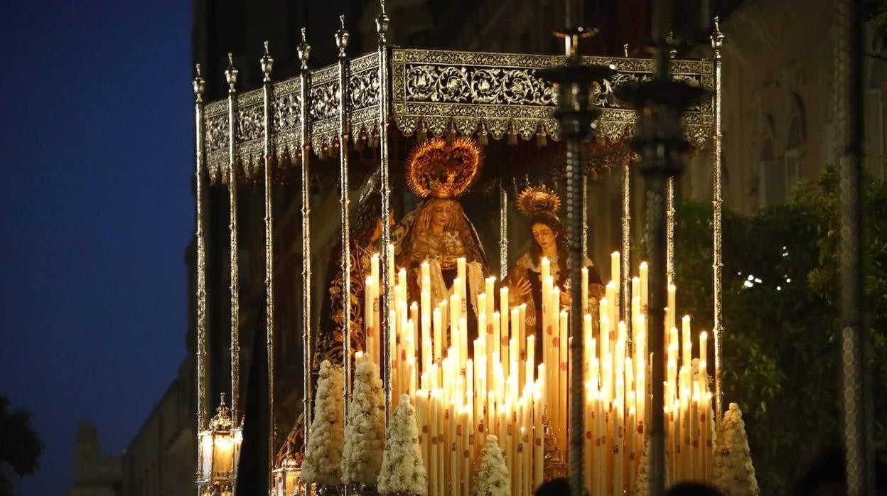 Viernes Santo | La solemne procesión del Santo Sepulcro de Córdoba, en imágenes