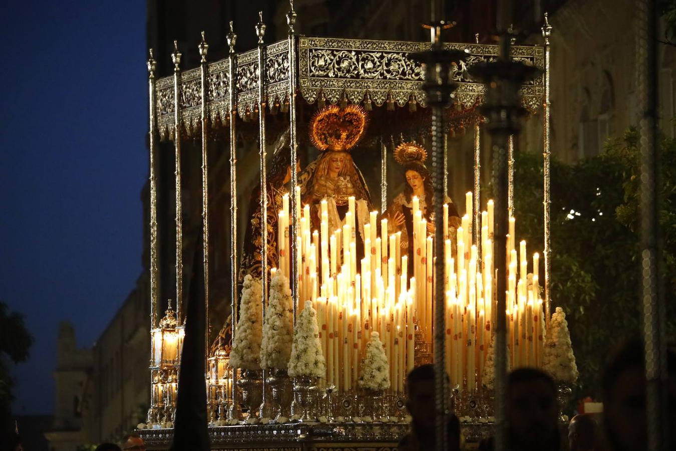 Viernes Santo | La solemne procesión del Santo Sepulcro de Córdoba, en imágenes