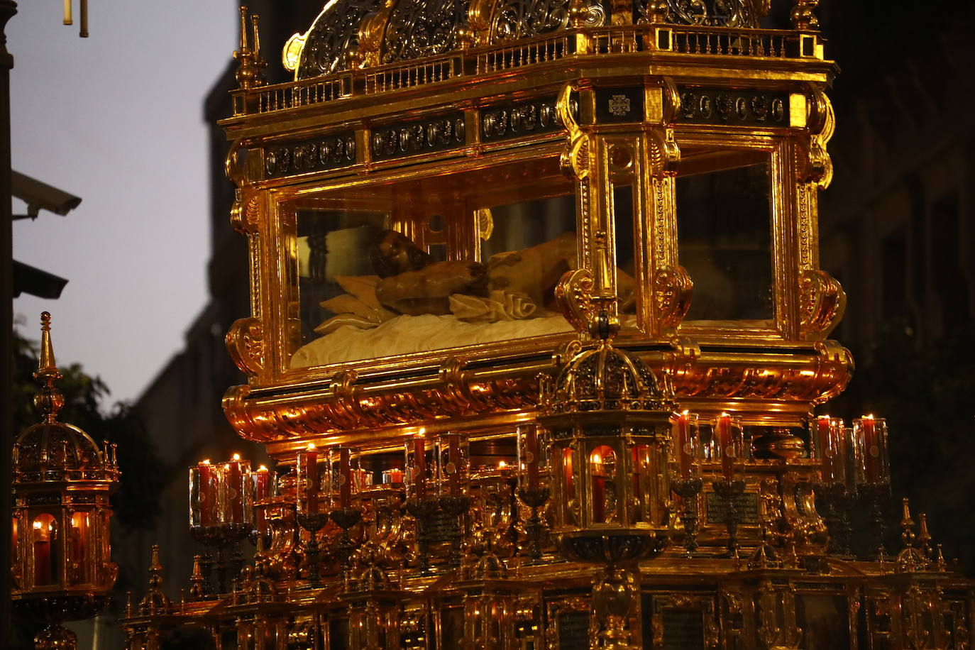 Viernes Santo | La solemne procesión del Santo Sepulcro de Córdoba, en imágenes