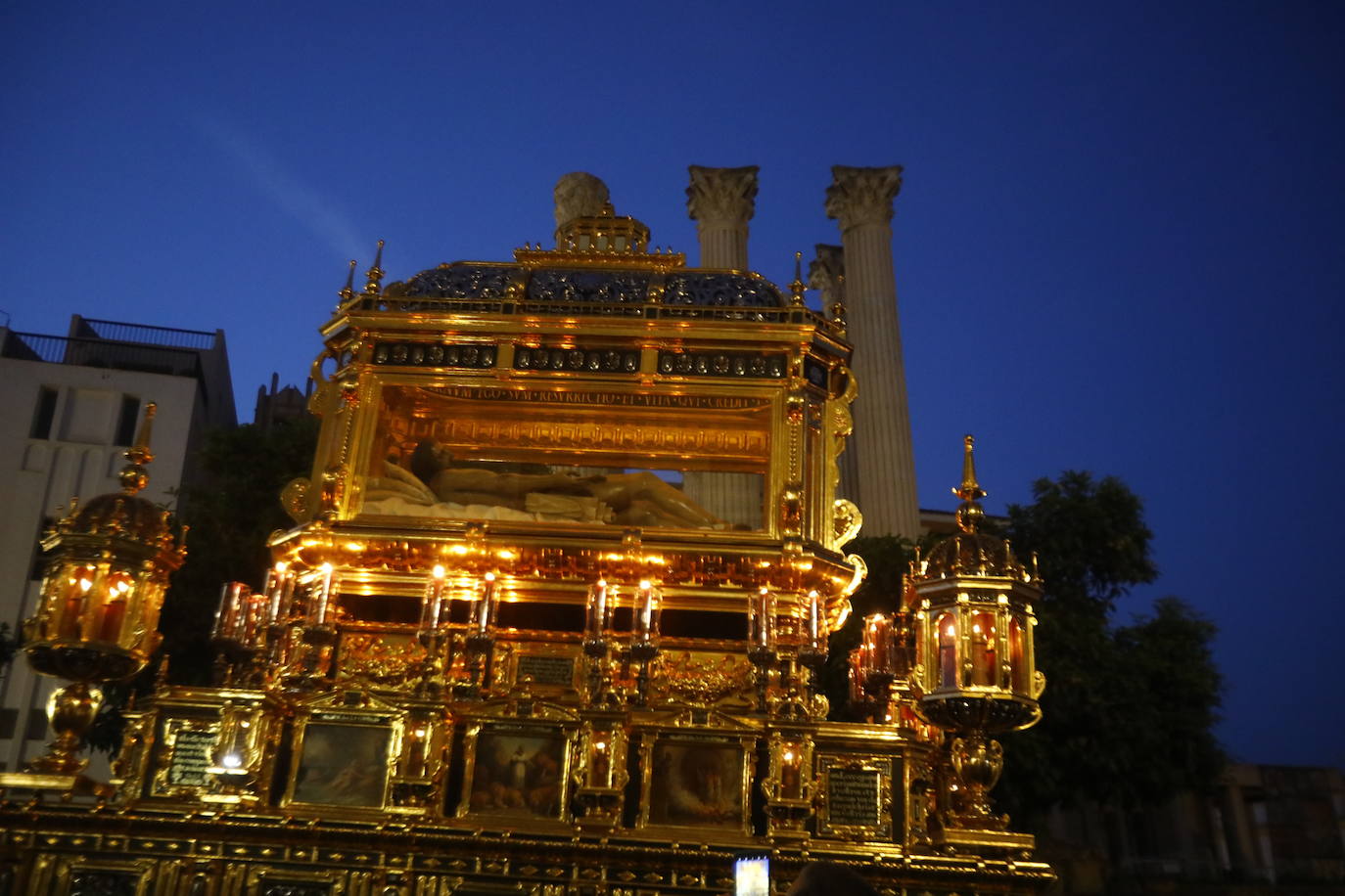 Viernes Santo | La solemne procesión del Santo Sepulcro de Córdoba, en imágenes