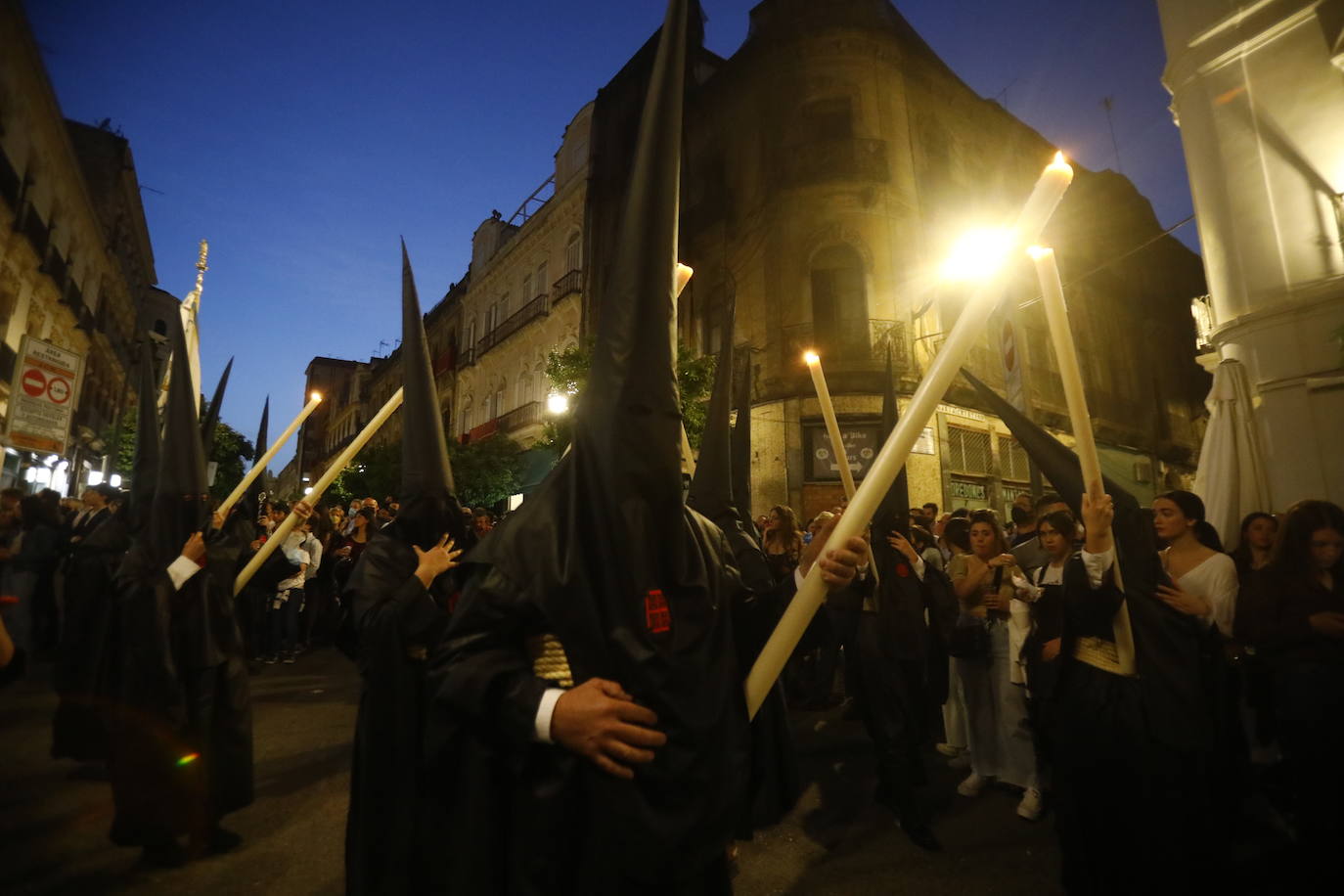 Viernes Santo | La solemne procesión del Santo Sepulcro de Córdoba, en imágenes