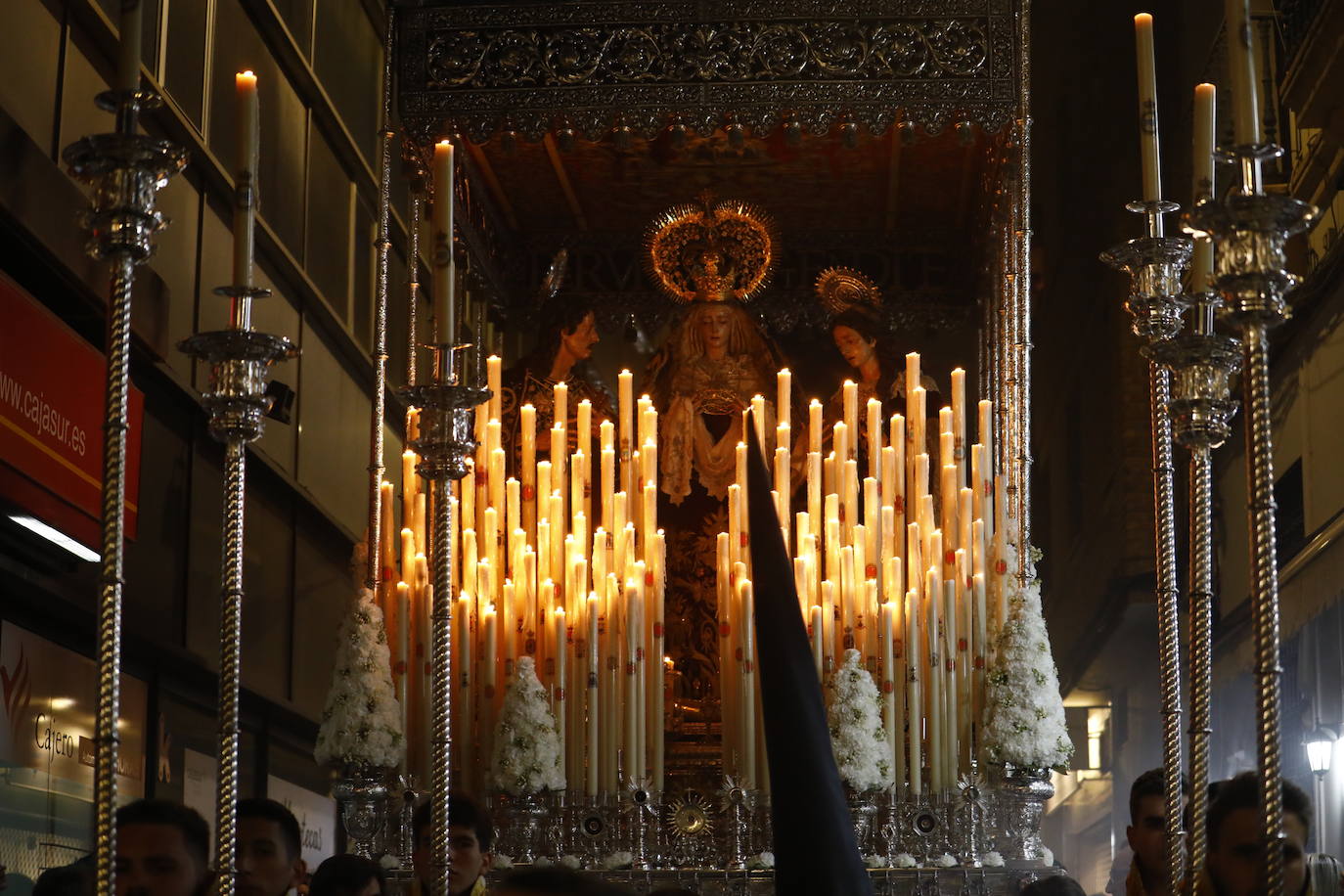 Viernes Santo | La solemne procesión del Santo Sepulcro de Córdoba, en imágenes