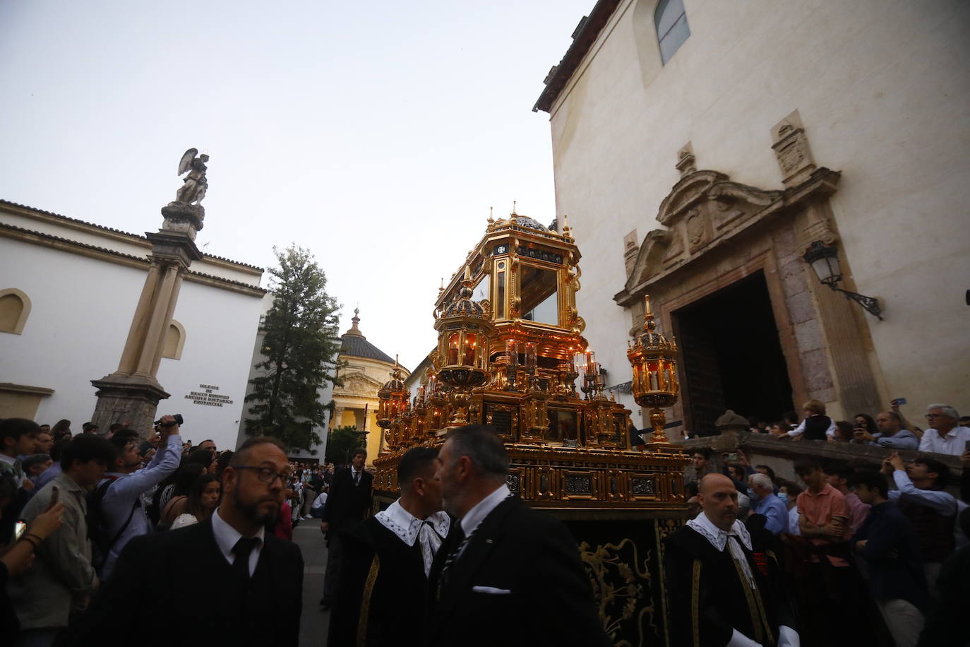 Viernes Santo | La solemne procesión del Santo Sepulcro de Córdoba, en imágenes