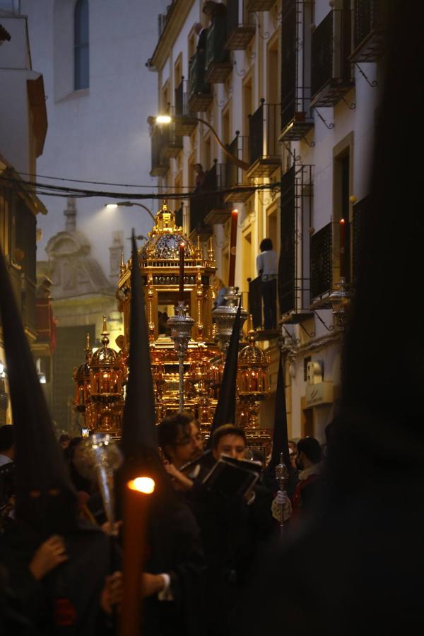 Viernes Santo | La solemne procesión del Santo Sepulcro de Córdoba, en imágenes