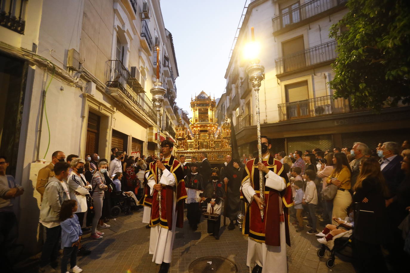 Viernes Santo | La solemne procesión del Santo Sepulcro de Córdoba, en imágenes