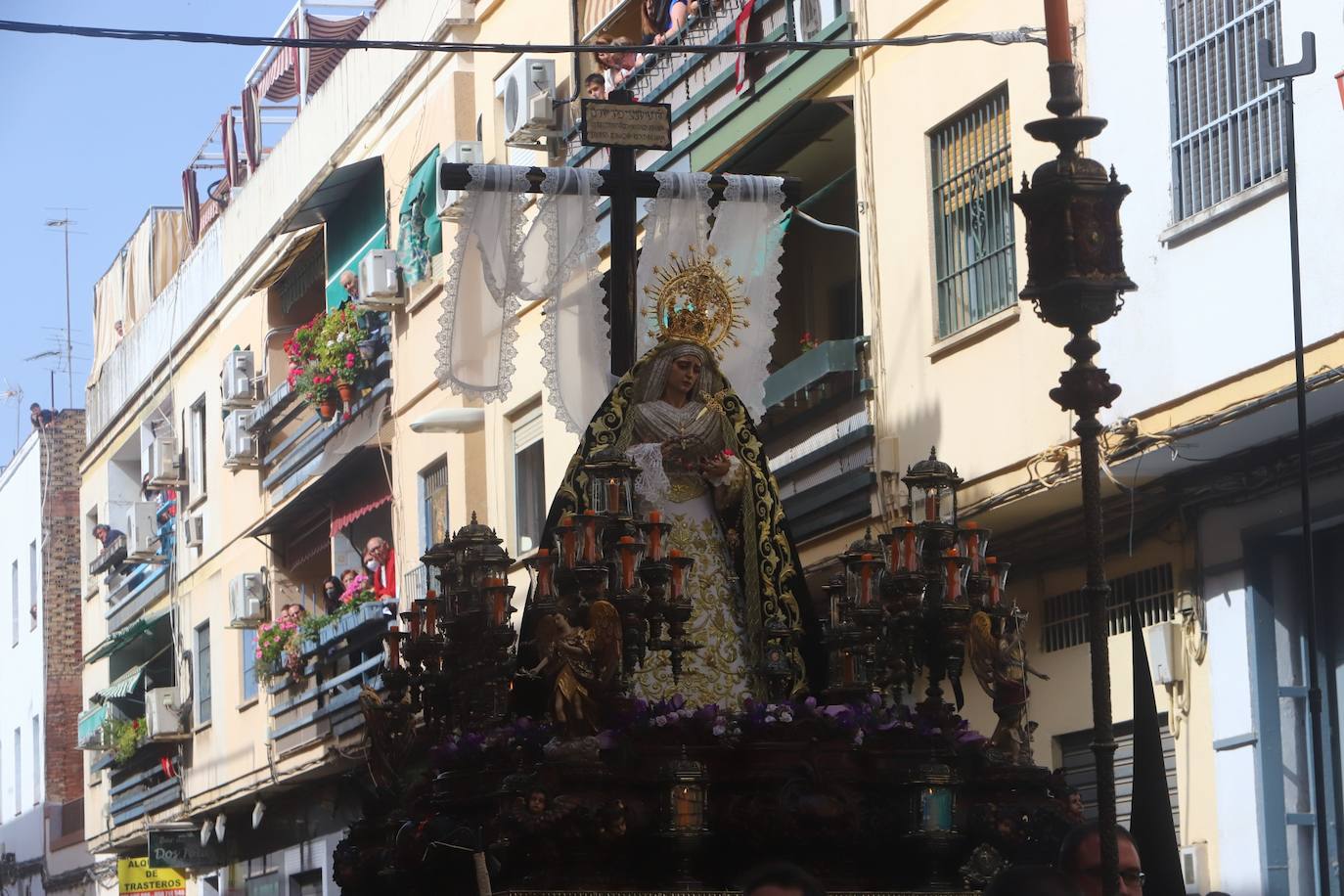 Viernes Santo | La vibrante procesión de la Soledad de Córdoba, en imágenes