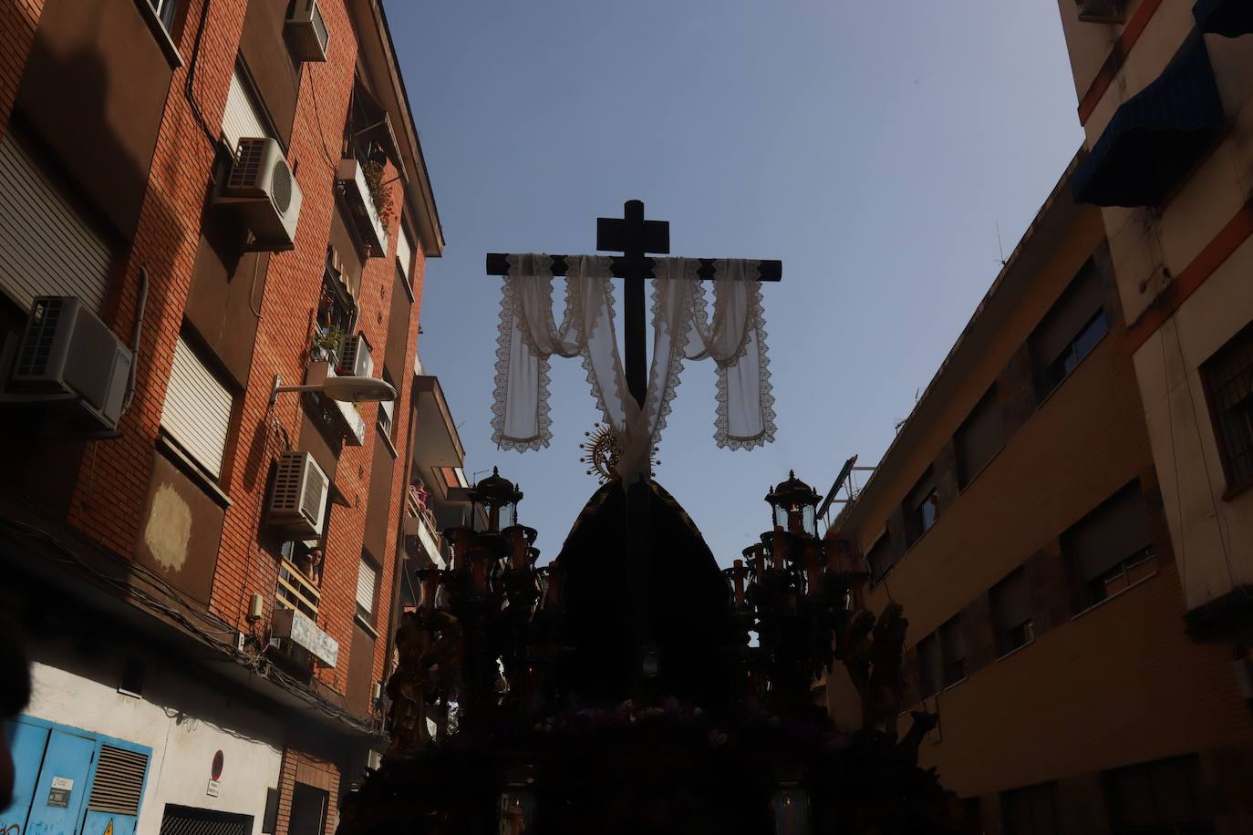 Viernes Santo | La vibrante procesión de la Soledad de Córdoba, en imágenes