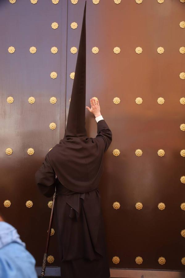 Viernes Santo | La vibrante procesión de la Soledad de Córdoba, en imágenes