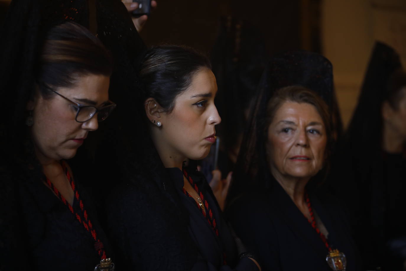 En imágenes, la Legión con el Señor de la Caridad este Viernes Santo en Córdoba