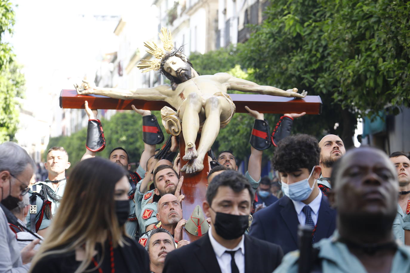 En imágenes, la Legión con el Señor de la Caridad este Viernes Santo en Córdoba