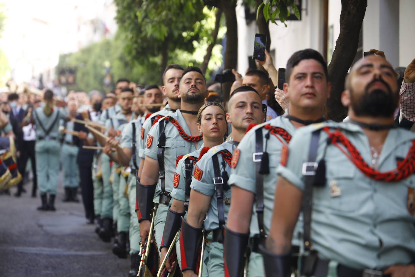 En imágenes, la Legión con el Señor de la Caridad este Viernes Santo en Córdoba