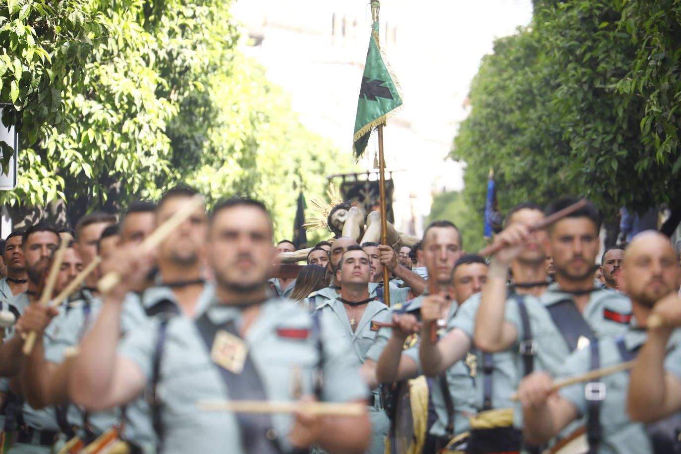 En imágenes, la Legión con el Señor de la Caridad este Viernes Santo en Córdoba