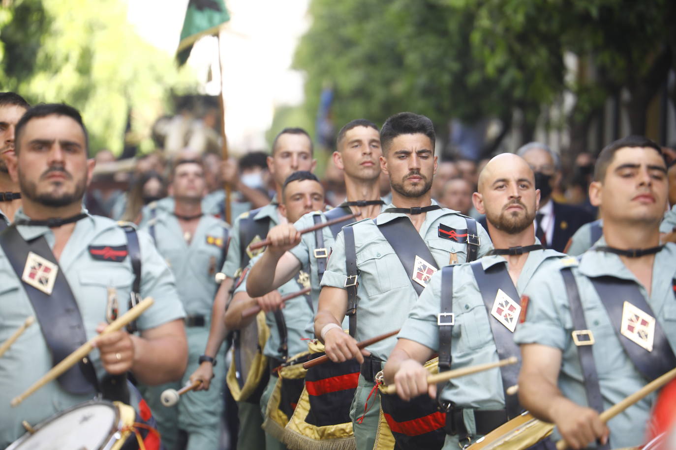 En imágenes, la Legión con el Señor de la Caridad este Viernes Santo en Córdoba