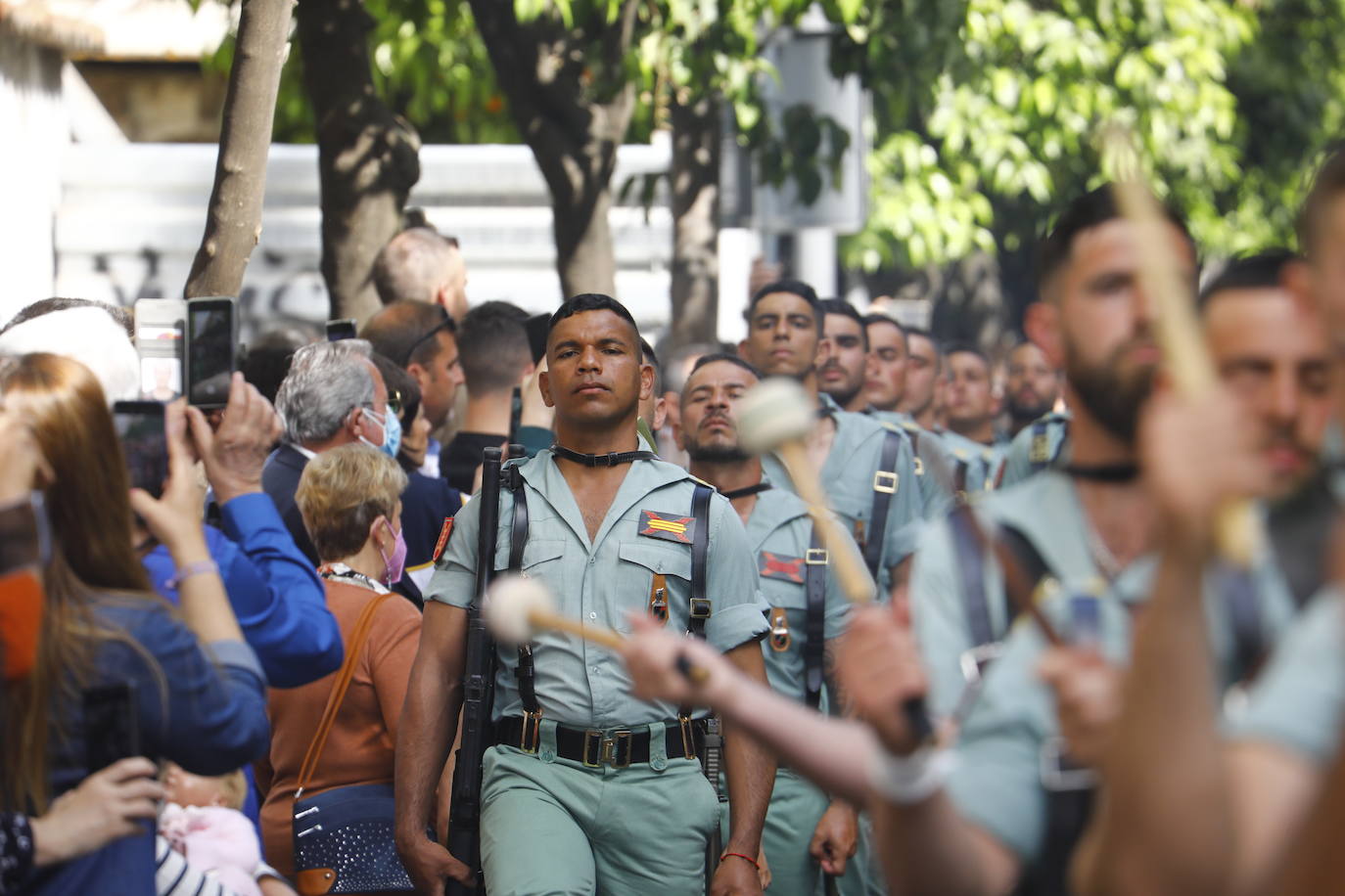 En imágenes, la Legión con el Señor de la Caridad este Viernes Santo en Córdoba