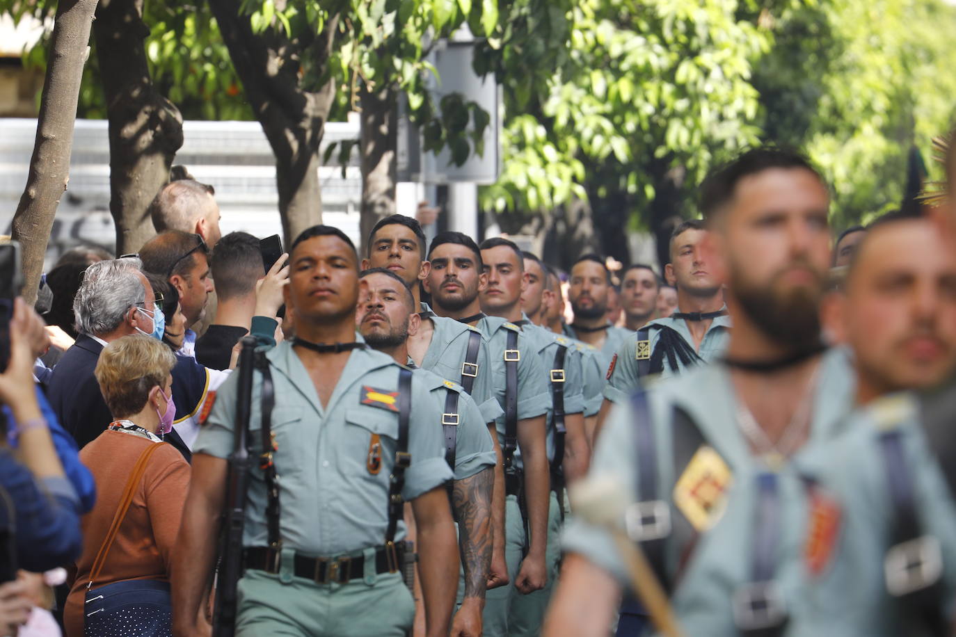 En imágenes, la Legión con el Señor de la Caridad este Viernes Santo en Córdoba