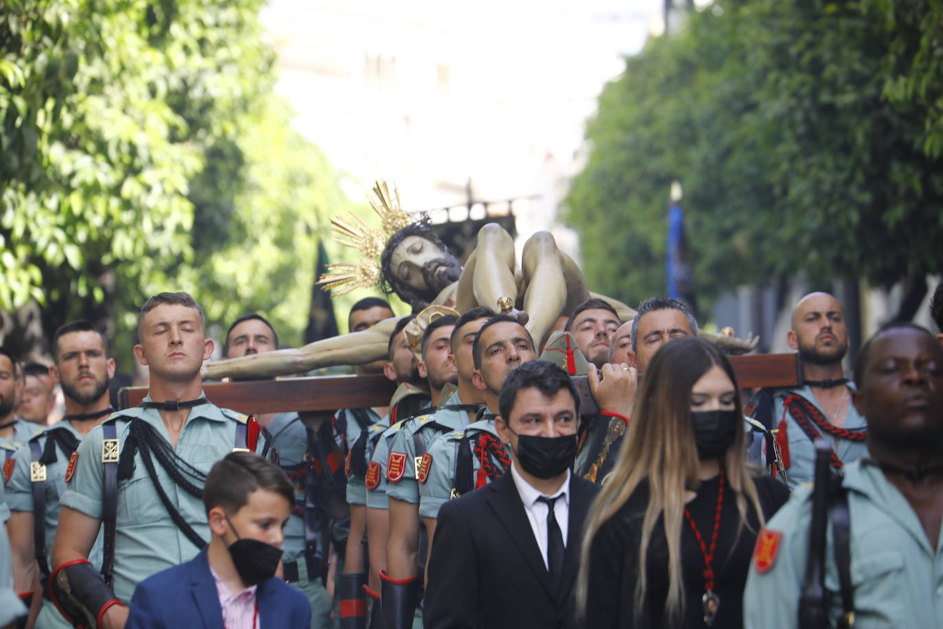 En imágenes, la Legión con el Señor de la Caridad este Viernes Santo en Córdoba