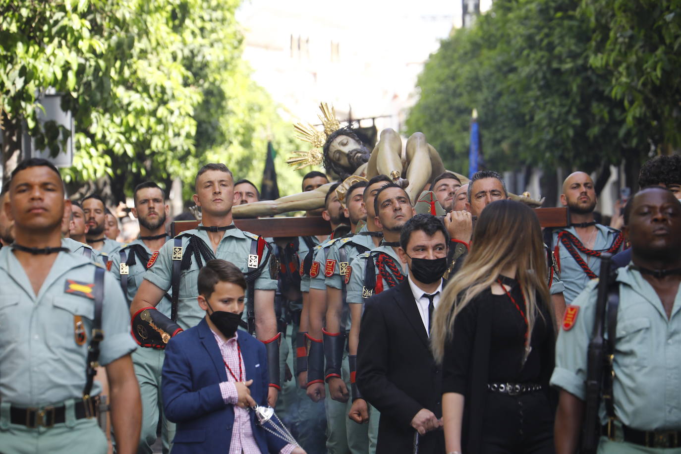 En imágenes, la Legión con el Señor de la Caridad este Viernes Santo en Córdoba