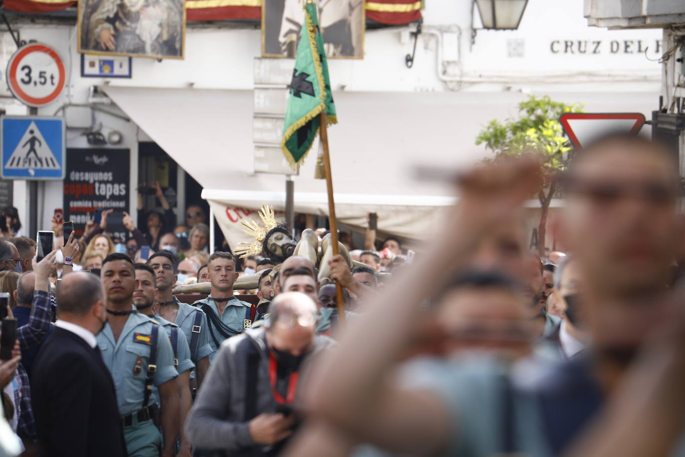 En imágenes, la Legión con el Señor de la Caridad este Viernes Santo en Córdoba