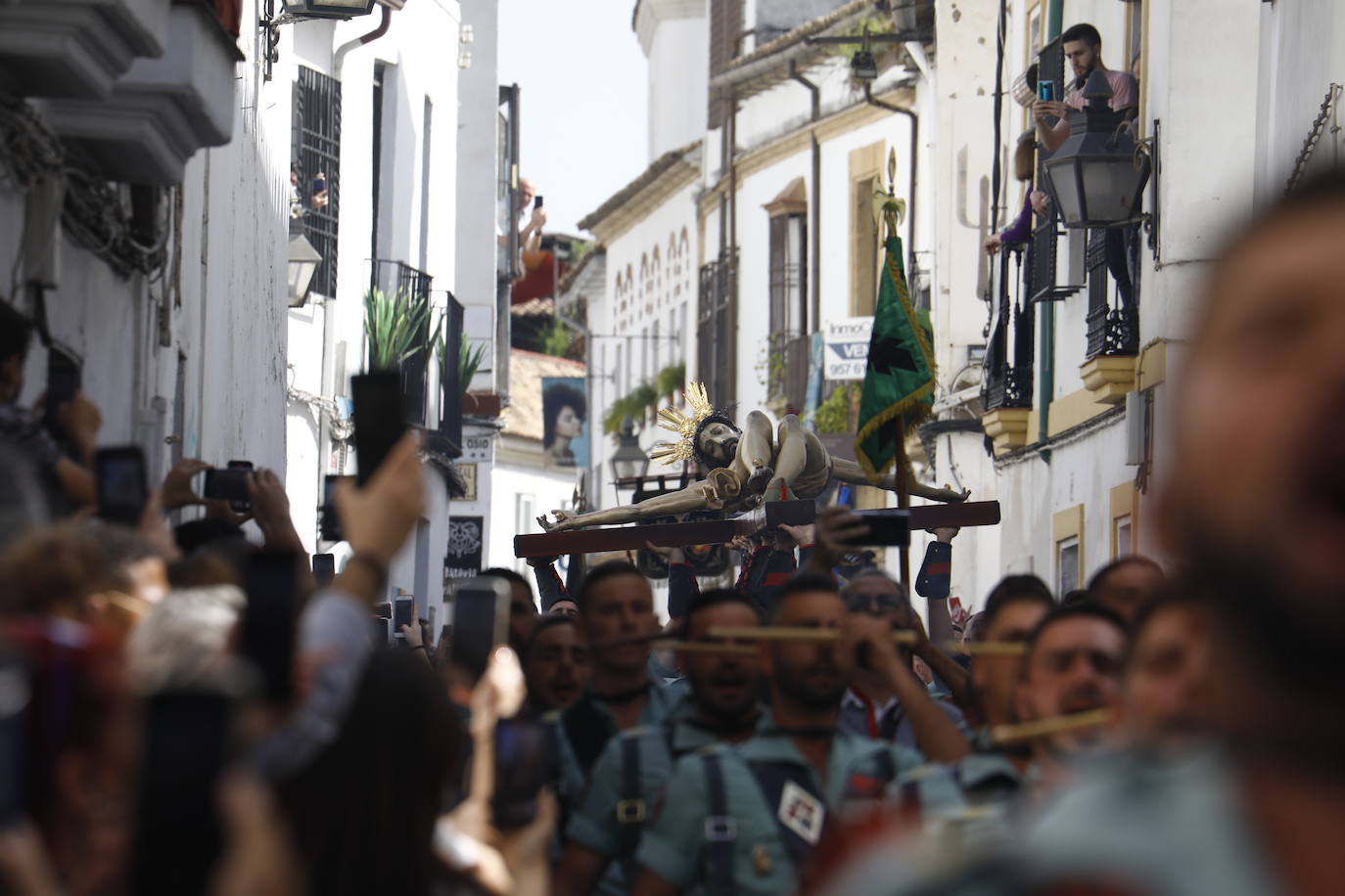 En imágenes, la Legión con el Señor de la Caridad este Viernes Santo en Córdoba