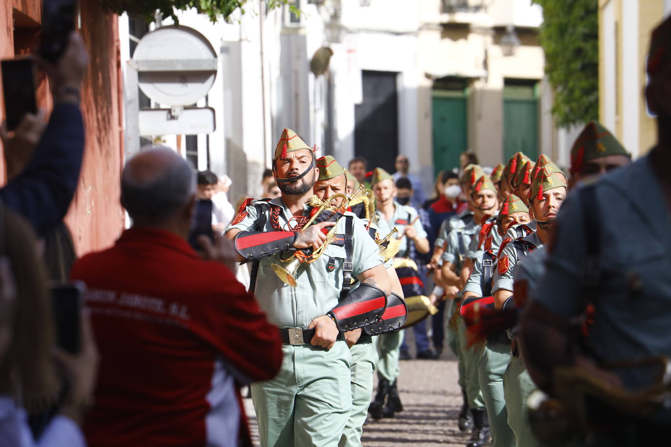 En imágenes, la Legión con el Señor de la Caridad este Viernes Santo en Córdoba