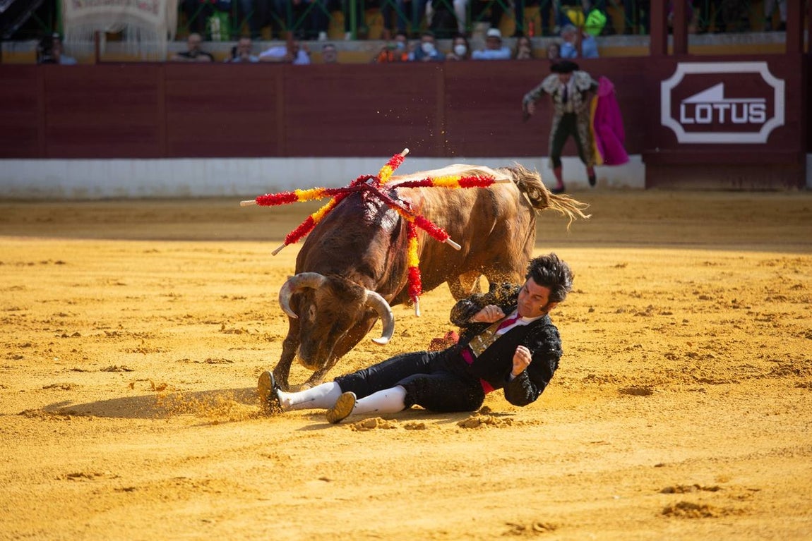 Cogida a Morante de la Puebla en la plaza de toros de La línea de la Concepción. SERGIO RODRÍGUEZ