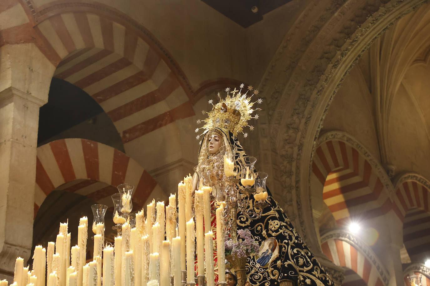 En imágenes, la Virgen de los Dolores en la Catedral de Córdoba el Viernes Santo