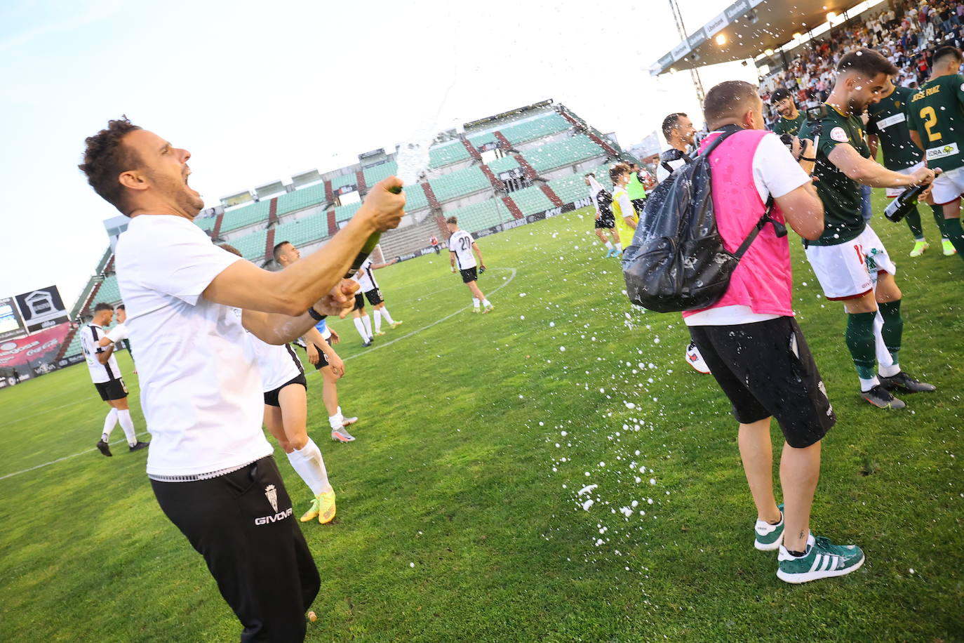 La fiesta del ascenso del Córdoba CF en Mérida, en imágenes