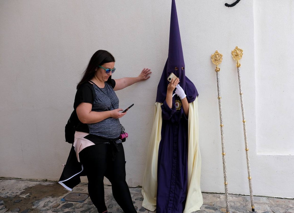 Fotos: Accidentado Sábado Santo para el Santo Entierro en Cádiz