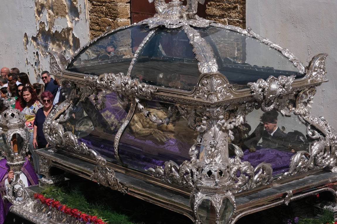 Fotos: Accidentado Sábado Santo para el Santo Entierro en Cádiz