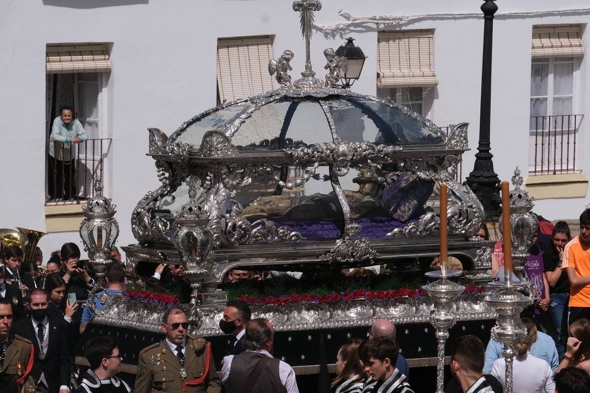 Fotos: Accidentado Sábado Santo para el Santo Entierro en Cádiz