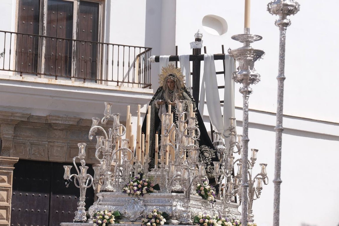 Fotos: Accidentado Sábado Santo para el Santo Entierro en Cádiz