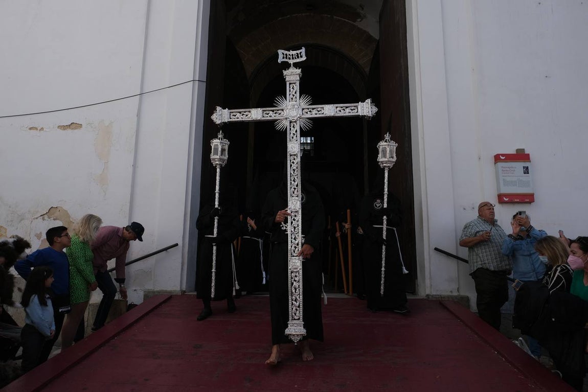 Fotos: Accidentado Sábado Santo para el Santo Entierro en Cádiz