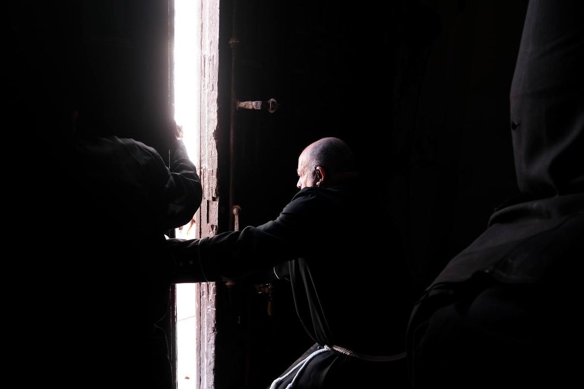 Fotos: Accidentado Sábado Santo para el Santo Entierro en Cádiz