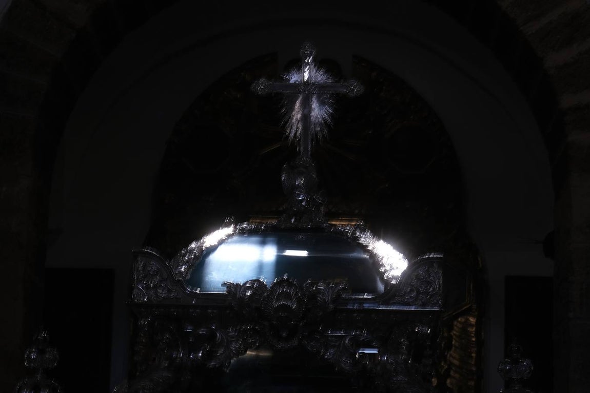 Fotos: Accidentado Sábado Santo para el Santo Entierro en Cádiz