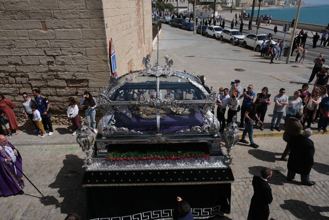Fotos: Accidentado Sábado Santo para el Santo Entierro en Cádiz