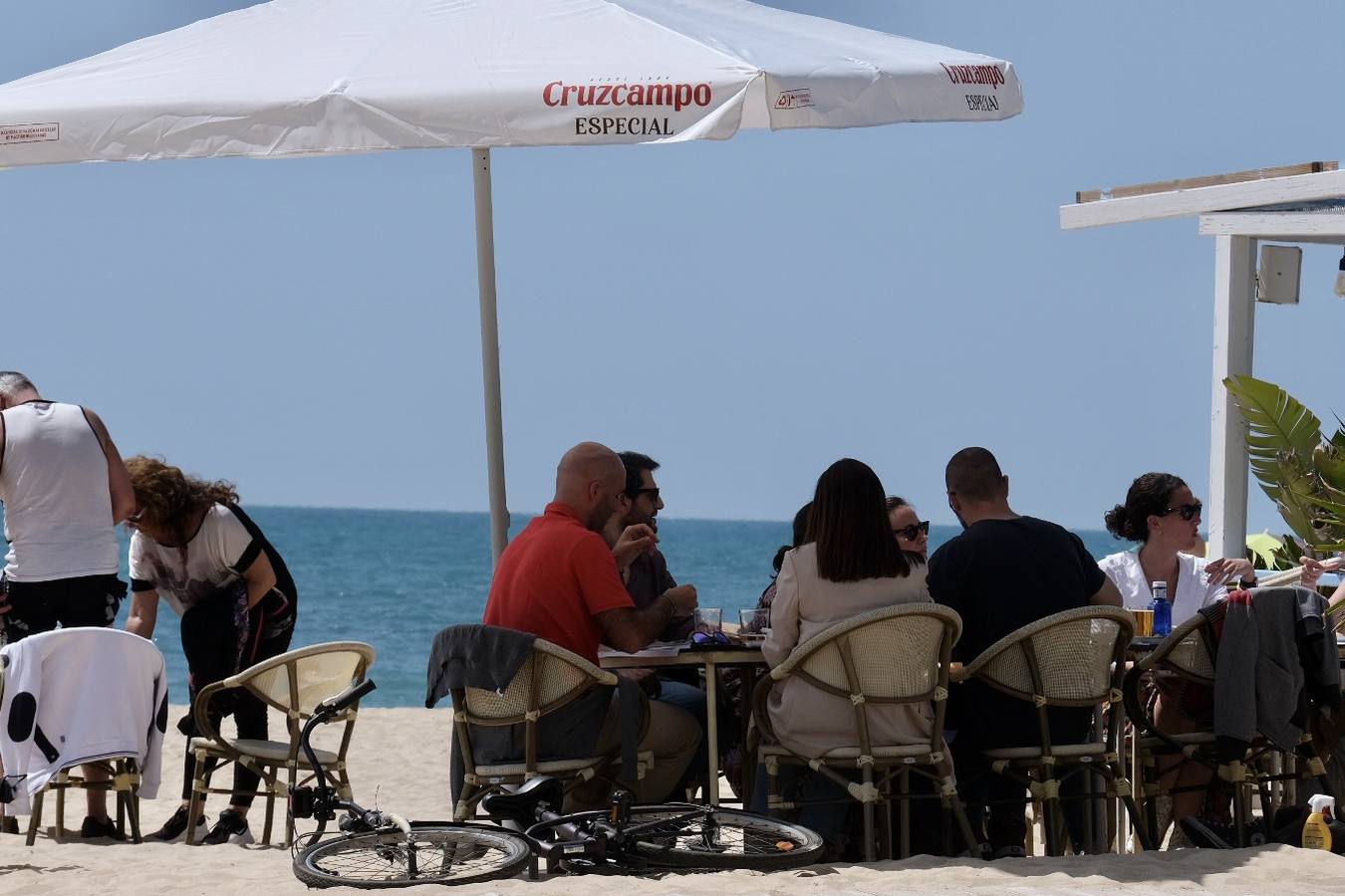 Fotos: Espléndido fin de semana de playa y terrazas en Cádiz