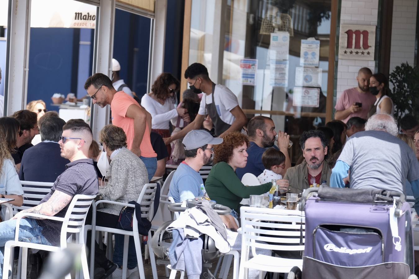 Fotos: Espléndido fin de semana de playa y terrazas en Cádiz