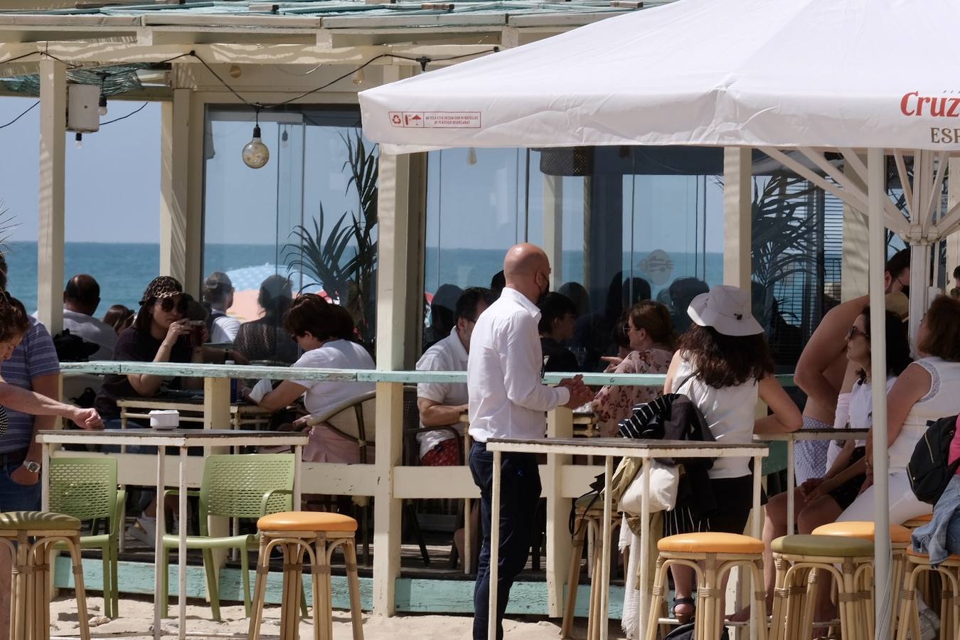 Fotos: Espléndido fin de semana de playa y terrazas en Cádiz