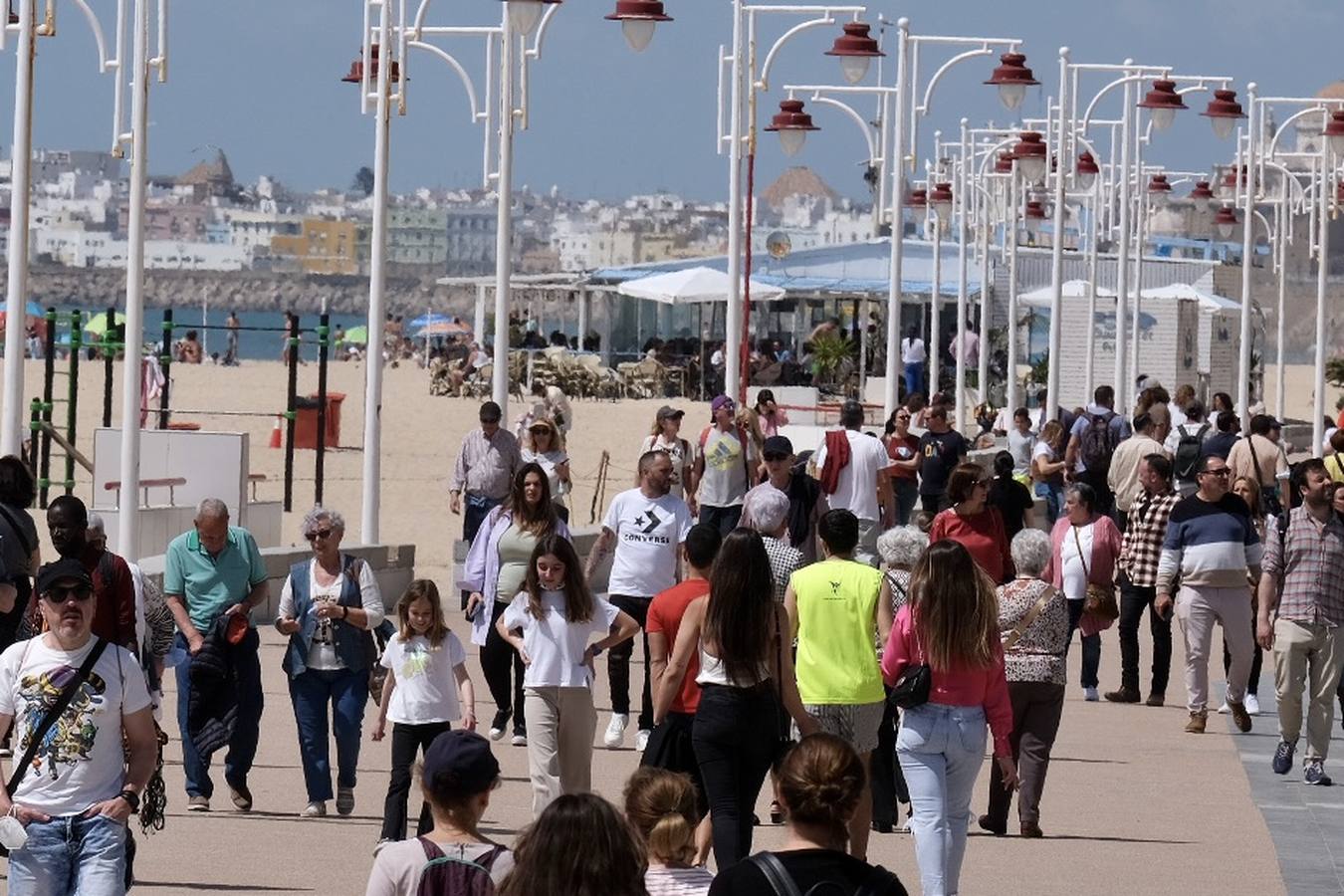 Fotos: Espléndido fin de semana de playa y terrazas en Cádiz