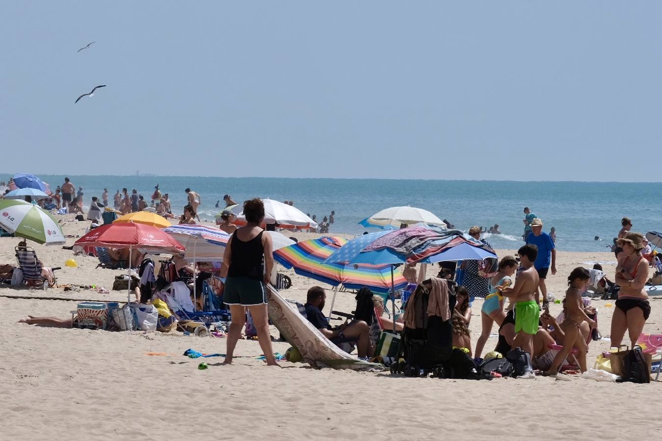 Fotos: Espléndido fin de semana de playa y terrazas en Cádiz