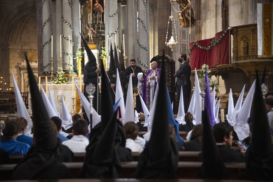 Fotos: Accidentado Sábado Santo para el Santo Entierro en Cádiz